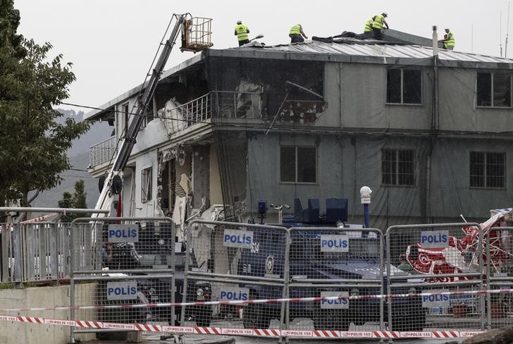 © Reuters. Damaged police station is seen after an attack in Istanbul