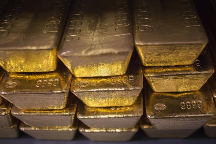 © Reuters. 24-каратные слитки золота в хранилище золота в Вест-Пойнте 