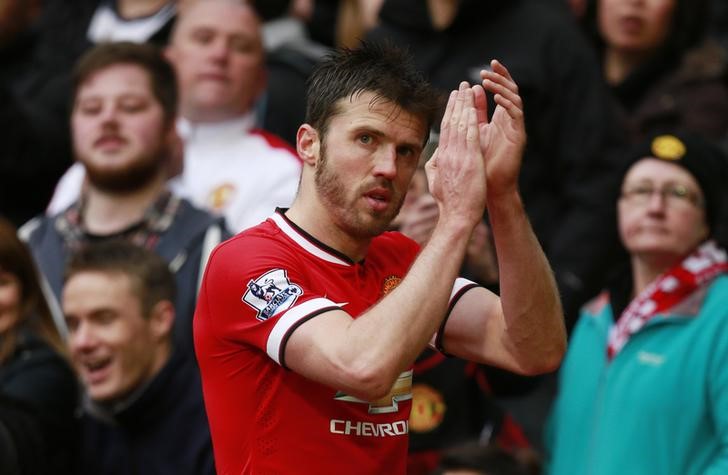 © Reuters. Michael Carrick durante partida contra o Manchester City, na Inglaterra