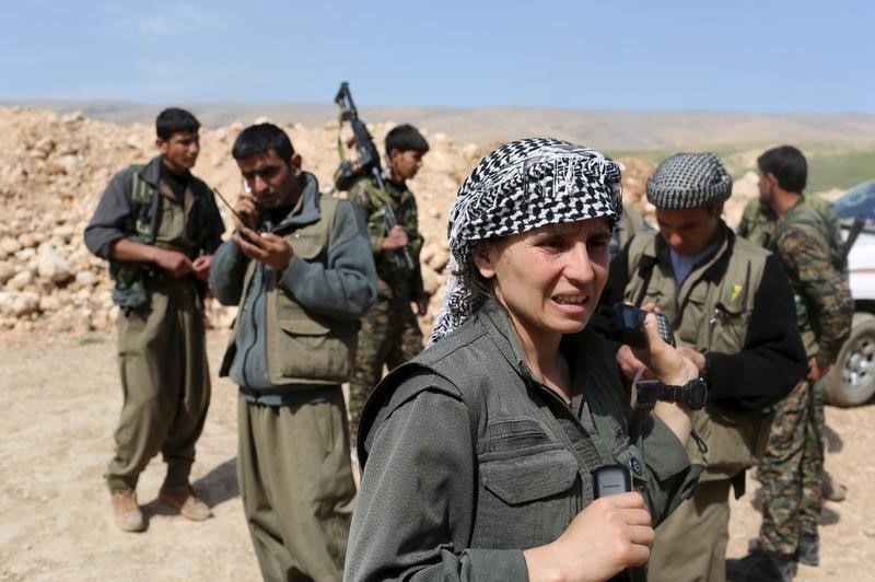 © Reuters. Militantes do Partido dos Trabalhadores do Curdistão em Sinjar, no Iraque