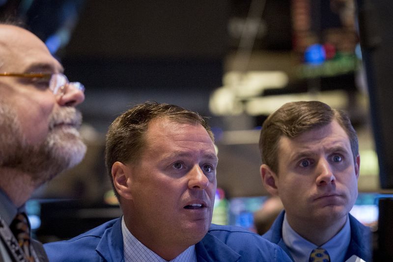 © Reuters. Traders work on the floor of the New York Stock Exchange