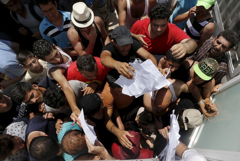 © Reuters. Inmigrantes y agentes se enfrentan en la isla griega de Kos