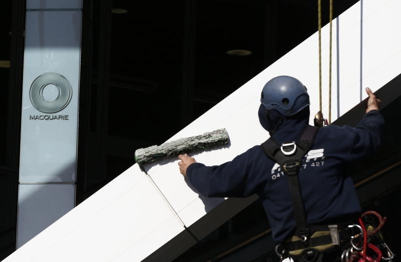 © Reuters. A cleaner works on the facade of the Macquarie Group building in central Sydney
