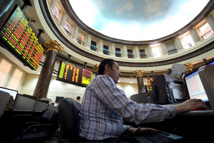 © Reuters. تباين أسواق الأسهم الخليجية مع صعود البنوك وتراجع أسعار النفط