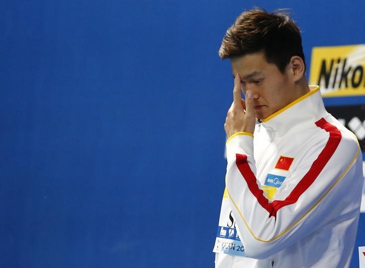 © Reuters. China's Sun is awarded for best men's swimmer of championships at Aquatics World Championships in Kazan