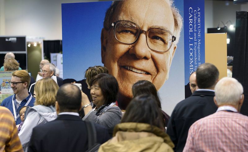 © Reuters. File photo of Berkshire Hathaway shareholders at the shareholder's shopping day in Omaha