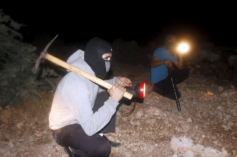 © Reuters. دوريات فلسطينية للدفاع عن قرى في الضفة خشية تكرار حادث الحرق