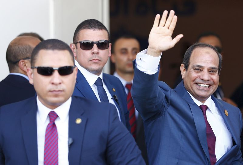 © Reuters. الرئيس المصري السيسي يصدر مرسوما بمنطقة اقتصادية لقناة السويس