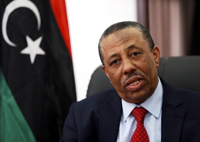 © Reuters. Premiê Abdullah al-Thinni durante entrevista à Reuters em Bayda