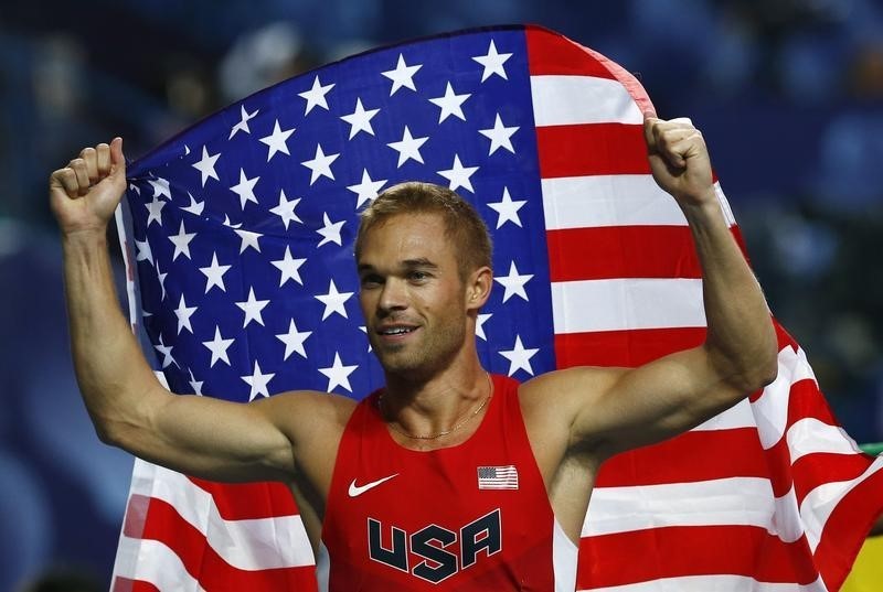 © Reuters. Symmonds of the U.S. celebrates finishing second in the men's 800 metres final during the IAAF World Athletics Championships in Moscow