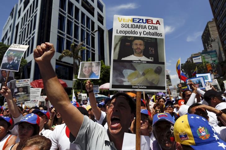 © Reuters. Partidários da oposição participam de um protesto contra o presidente venezuelano