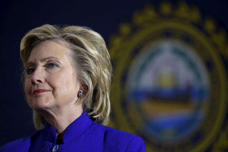 © Reuters. U.S. Democratic presidential candidate Hillary Clinton listens to a question from the audience during a community forum about substance abuse in Keene, New Hampshire