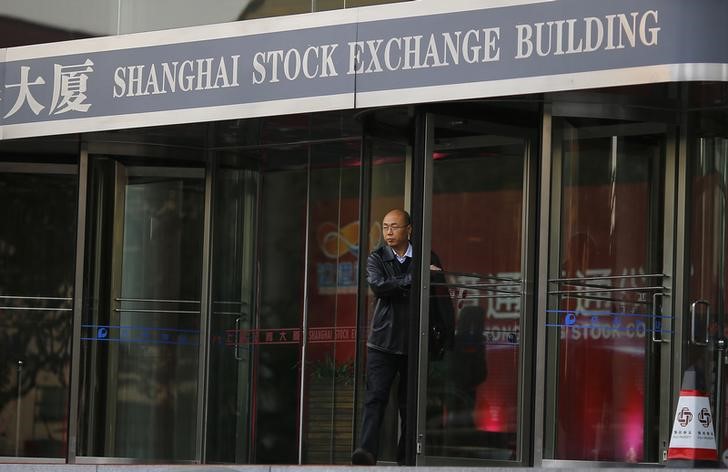 © Reuters. A man walks out of the Shanghai Stock Exchange building at the Pudong financial district in Shanghai