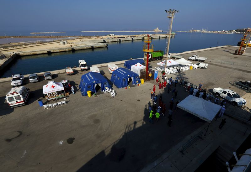© Reuters. Italian authorities and the Red Cross wait for migrants as they disembark from the Medecins Sans Frontiere (MSF) rescue ship Bourbon Argos in Trapani, on the island of Sicily