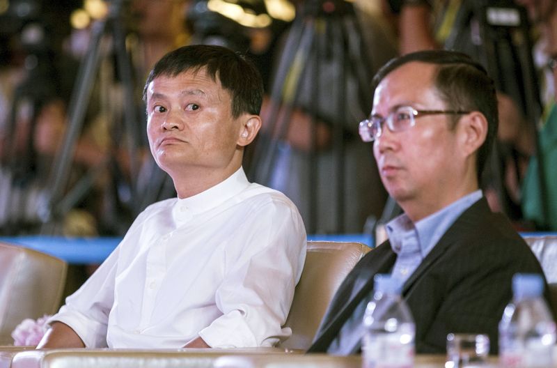 © Reuters. Alibaba Group's Executive Chairman Ma sits next to CEO Zhang during a news conference with Suning Appliance, in Nanjing