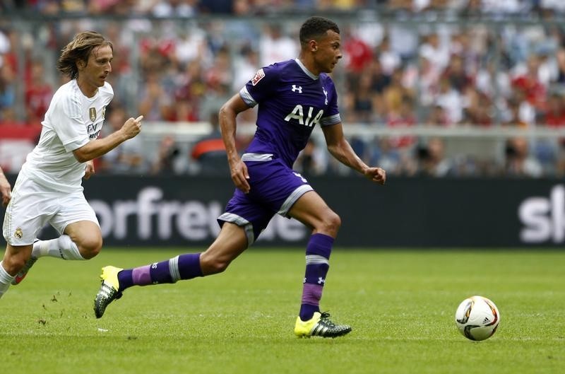 © Reuters. Tottenham Hotspur's Dembele pushes the ball ahead of Real Madrid's Jese during their pre-season Audi Cup tournament soccer match in Munich