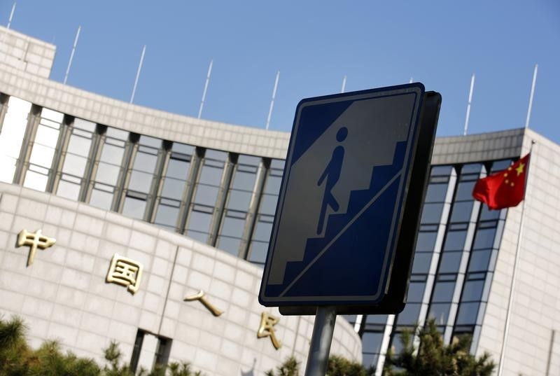 © Reuters. Sign for pedestrians is seen in front of the headquarters of the People's Bank of China, China's central bank, in central Beijing