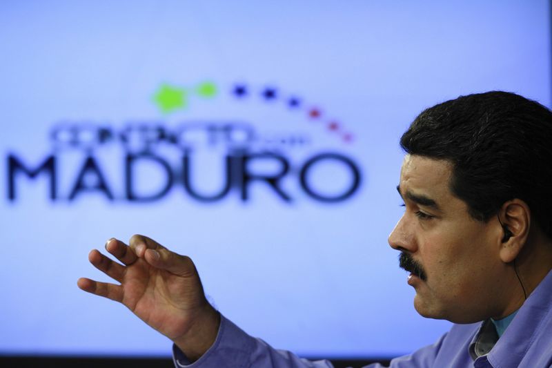 © Reuters. Президент Венесуэлы Николас Мадуро выступает в эфире еженедельной телепередачи