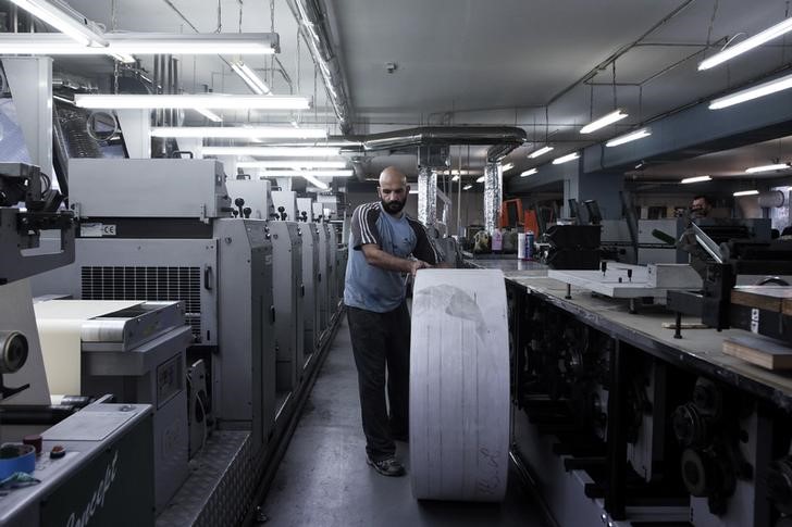 © Reuters. Funcionário trabalhando em fábrica em Atenas