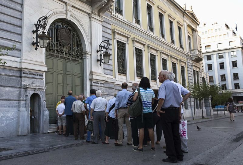 © Reuters. People line up outside a National Bank branch in Athens