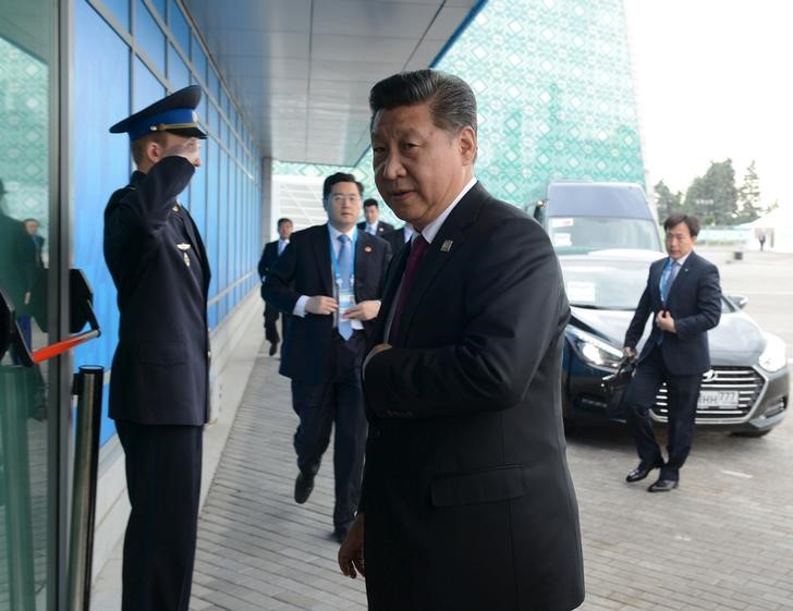 © Reuters. Chinese President Xi Jinping arrives to the Shanghai Cooperation Organization (SCO) summit in Ufa, Russia