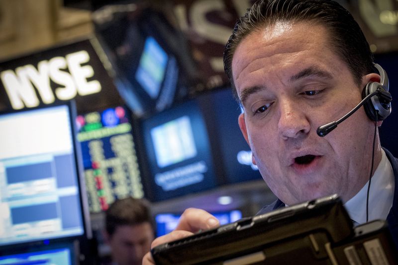 © Reuters. Traders work on the floor of the New York Stock Exchange