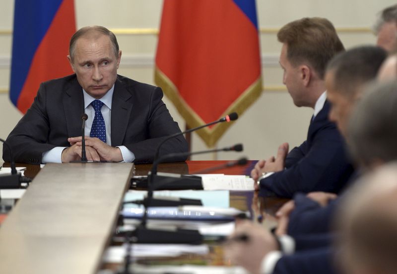 © Reuters. Russian President Putin chairs meeting with members of government at Novo-Ogaryovo state residence outside Moscow