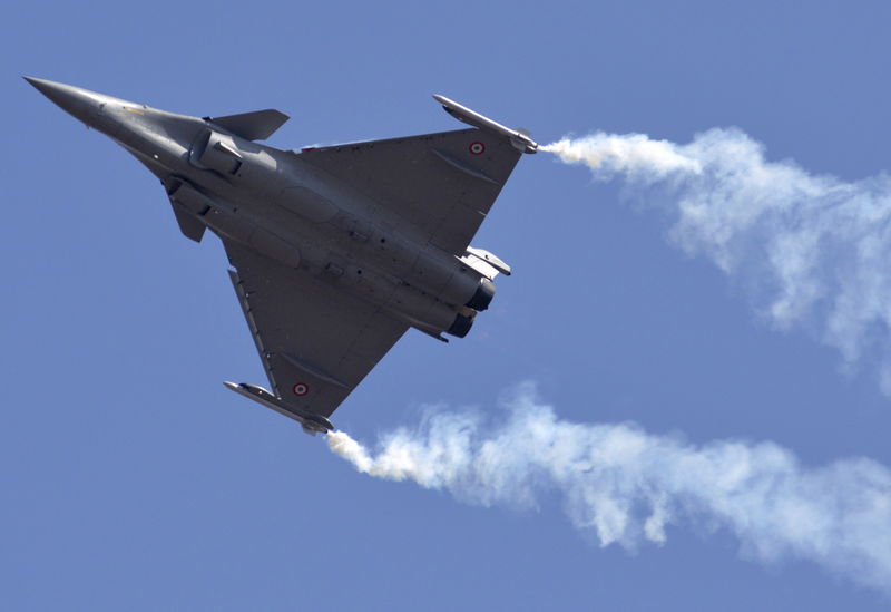 © Reuters. File photo of a Dassault Rafale combat aircraft performing during the inauguration ceremony of Aero India 2013 on the outskirts of Bengaluru
