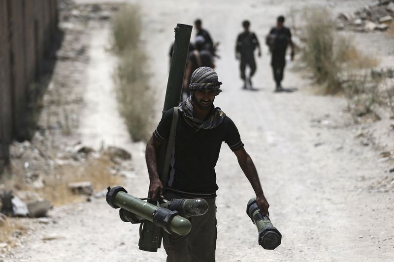 © Reuters. المرصد: مقتل 31 في غارات للجيش السوري ومقاتلون يقصفون دمشق