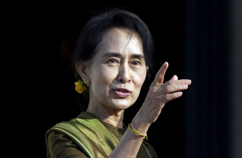 © Reuters. File photo of Myanmar pro-democracy leader Aung San Suu Kyi arriving at Parliament buildings on the Stormont estate in Belfast