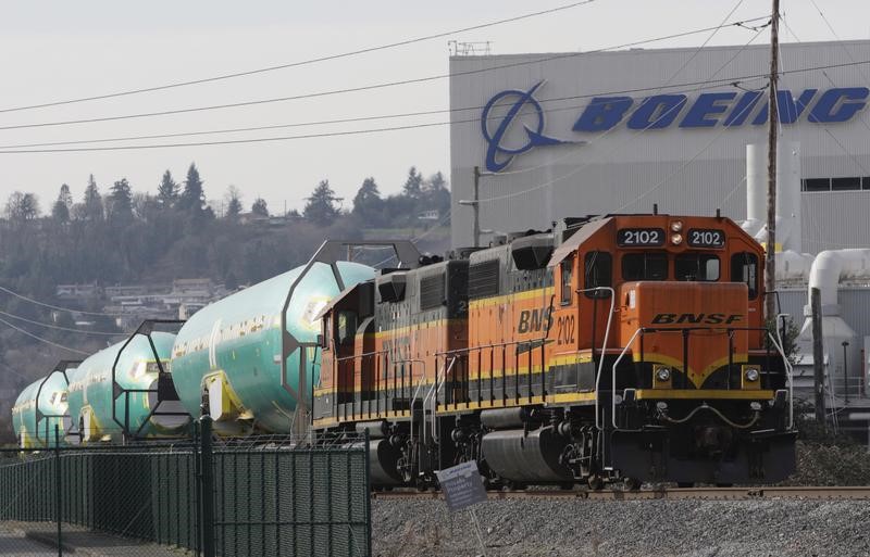 © Reuters. A BNSF train is pictured delivering Boeing 737 fuselages in Renton, Washington