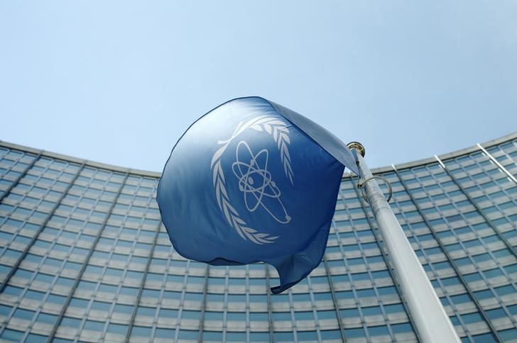 © Reuters. The flag of the IAEA flies in front of its headquarters in Vienna