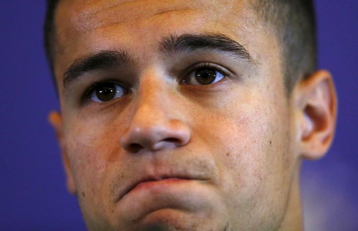 © Reuters. Jogador Philippe Coutinho concede entrevista coletiva em Santiago