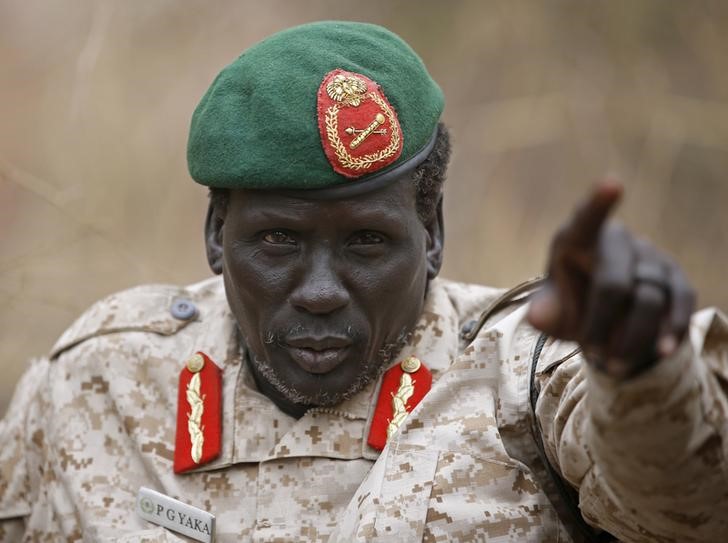© Reuters. جنرال متمرد في جنوب السودان يرفض حكومة انتقالية بين كير ومشار