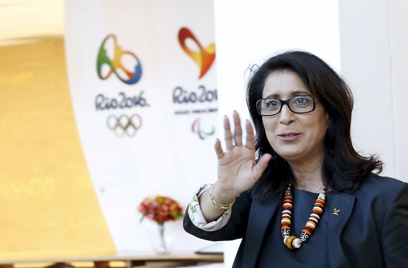 © Reuters. Presidente da Comissão de Coordenação do Comitê Olímpico Internacional (COI), Nawal El Moutawakel, acena após entrevista coletiva no Rio de Janeiro