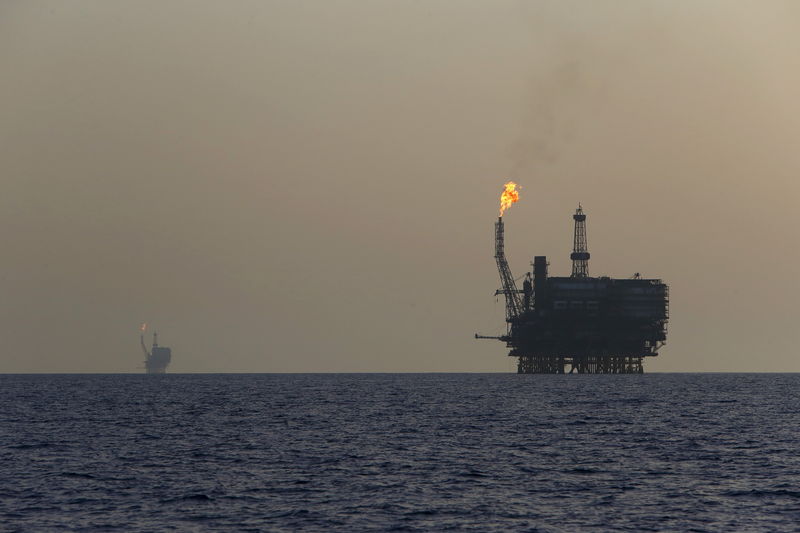 © Reuters. Offshore oil platforms are seen at the Bouri Oil Field off the coast of Libya 