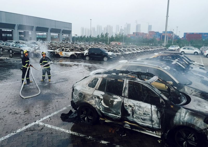 © Reuters. وسائل اعلام: السلطات تفقد الاتصال مع 36 من رجال الاطفاء في موقع انفجارين بالصين