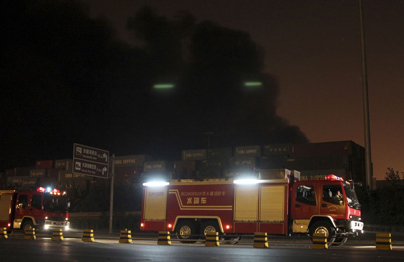© Reuters. الصين تعلق جهود الاطفاء في موقع انفجار باحد المخازن