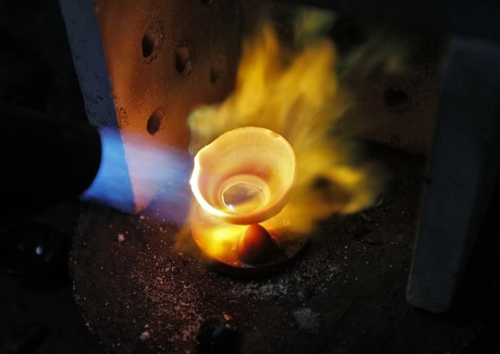 © Reuters. Man melts gold at a refinery in the western Indian city of Ahmedabad