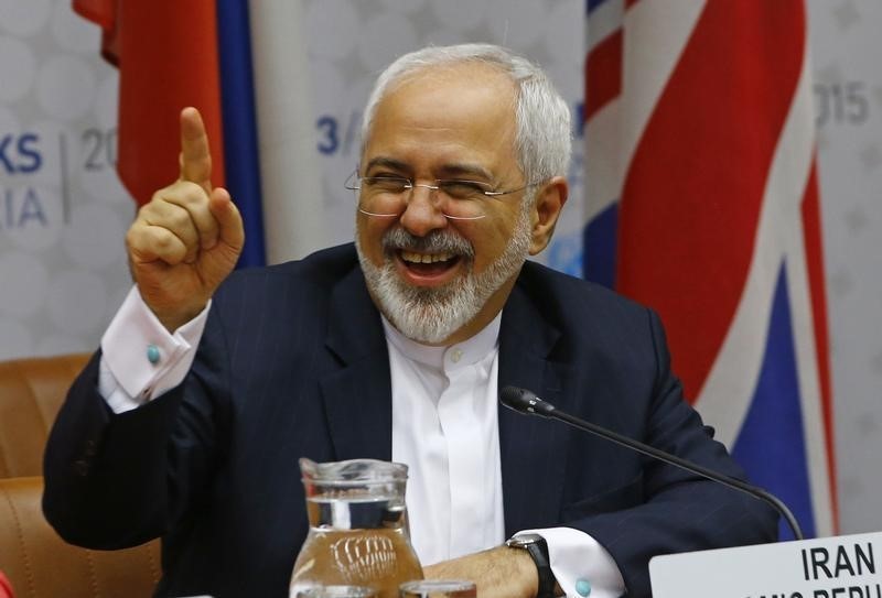 © Reuters. Iranian FM Zarif reacts during a plenary session at the United Nations building in Vienna