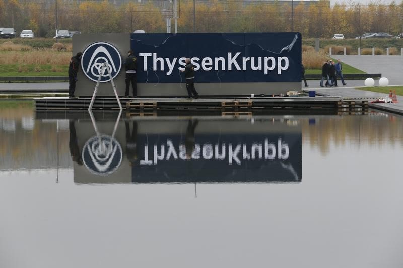 © Reuters. Electricians remove a cover with the logo of ThyssenKrupp AG at the company's headquarters in the western German city of Essen
