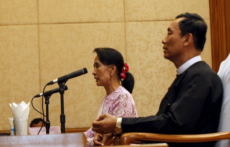 © Reuters. File photo of Myanmar pro-democracy leader Aung San Suu Kyi talking to the media as Shwe Man, Speaker of the Union Parliament, sits beside her during their joint news conference at Parliament in Nyapyitaw