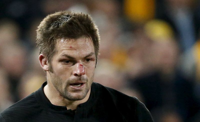 © Reuters. New Zealand's All Blacks captain Richie McCaw is pictured with a bloodied nose during his Bledisloe Cup rugby loss to Australia's Wallabies in Sydney