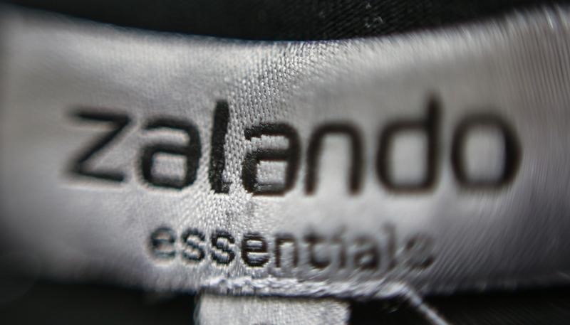 © Reuters. A Zalando label is attached on an item of clothing in a showroom of the fashion retailer Zalando in Berlin