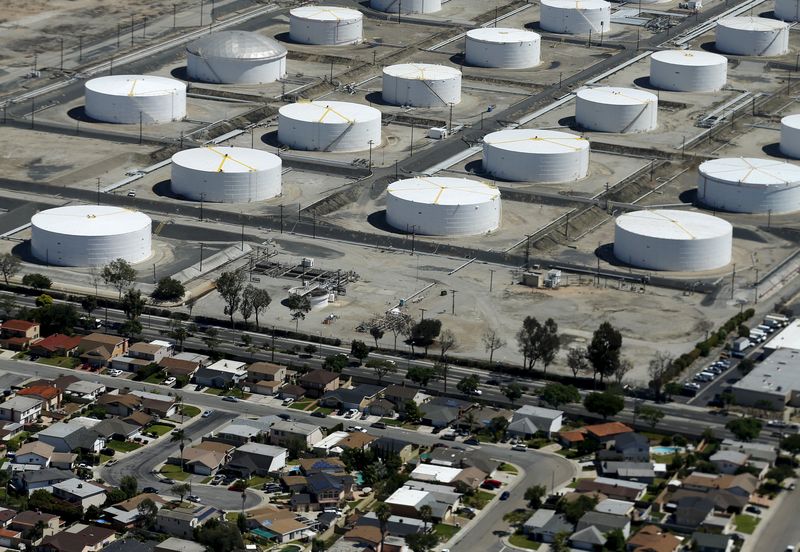 © Reuters. Жилые дома рядом с нефтяным комплексом Shell в городе Карсон, штат Калифорния 