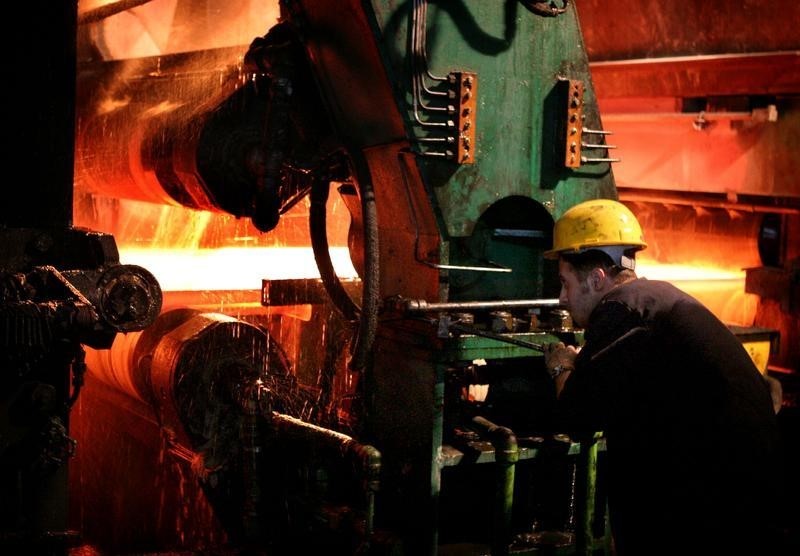 © Reuters. An Iranian worker is seen at the Steel Saba Complex in Isfahan province 451km south of Tehran August..