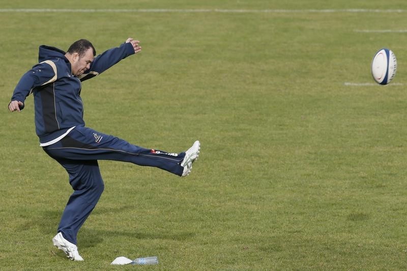 © Reuters. Australia's Wallabies head coach Michael Cheika conducts a training session at Stade Jean Moulin in Suresnes, Western Paris