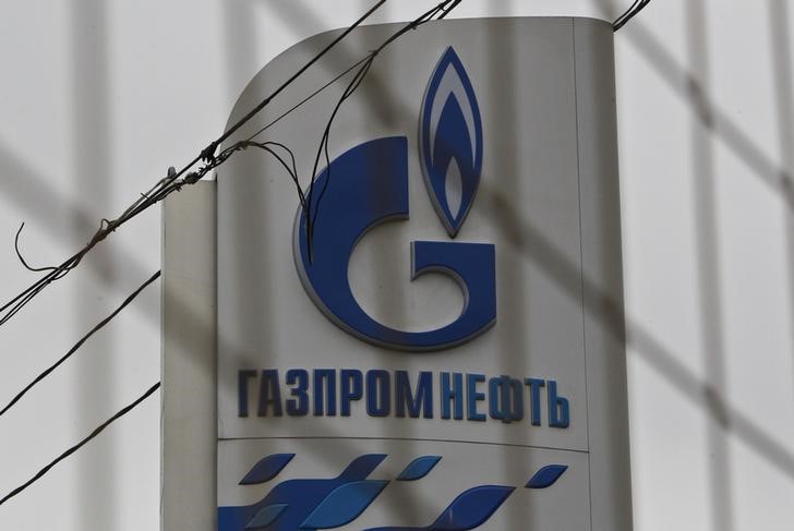 © Reuters. Стела на АЗС Газпромнефти в Москве 