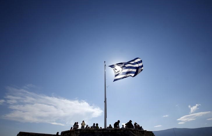 © Reuters. Bandeira nacional grega vista em Atenas