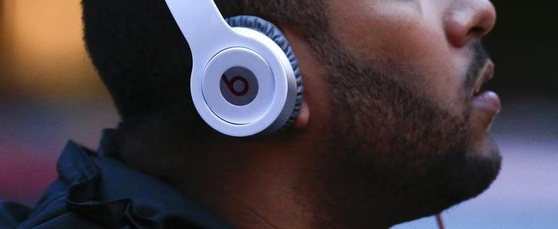 © Reuters. دراسة: سماع الموسيقى يخفف الآلام ويسرع من التماثل للشفاء في العمليات الجراحية